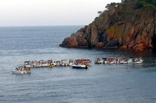 Denuncien una 'abarlofarra' amb una vintena d'embarcacions amarrades davant la cala de Palafrugell