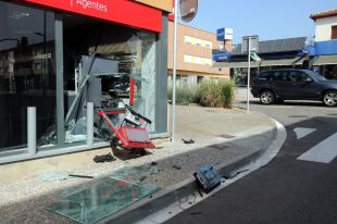 Troben a Caldes de Malavella el cotxe dels lladres que van fer explotar un caixer a Riudellots de la Selva