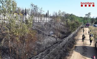 Un incendi crema el marge de l'AP-7 a l'altura de Vilobí d'Onyar