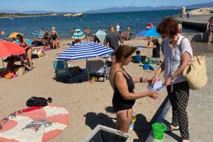 Editen 600 fullets contraris al macroparc eòlic marí per repartir entre els turistes de la Costa Brava