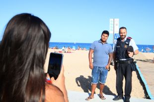Es retroben el mosso i el jove a qui va salvar la vida mentre s'ofegava a Platja d'Aro