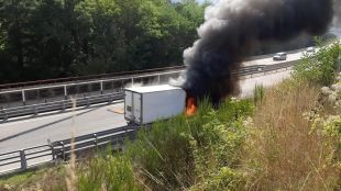 L'incendi d'un camió carregat de fusta talla la C-25 a Espinelves