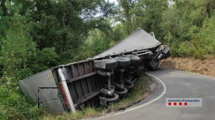 Denunciat un camioner accidentat en una carretera prohibida per a vehicles de mercaderies a Riudarenes