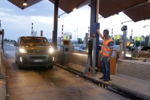 Comença l'aixecament de barreres a les autopistes posant punt i final al pagament