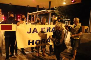 Veïns de Sant Julià de Ramis celebren amb pancartes la gratuïtat de l'AP-7