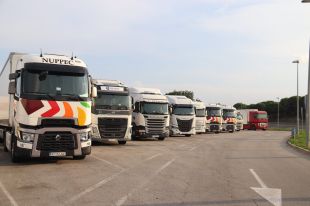 Les àrees de servei gironines de l'AP-7 s'omplen de camions per les restriccions de circulació