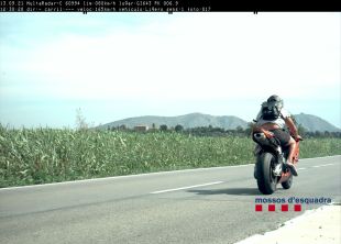 Denunciat un motorista per excés de velocitat i circular sense matrícula ni carnet al Baix Empordà