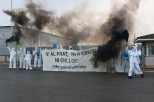 Una vintena d'activistes protesten a l'aeroport de Girona contra el baixador del TAV