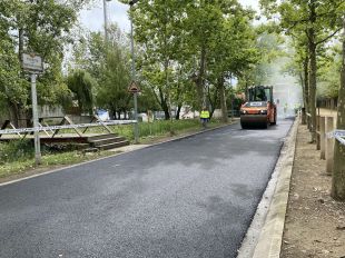 Banyoles asfalta un carrer amb plastics de rebuig 