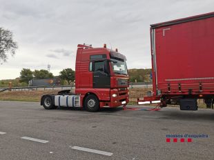 Denunciats a Figueres dos camioners que remolcaven per l'AP-7 un camió tractora avariat