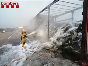 Incendi d'un camió a l'AP-7 a Fogars de la Selva