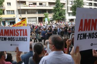 Unes 500 persones reclamen a Girona l'alliberament immediat de Puigdemont 