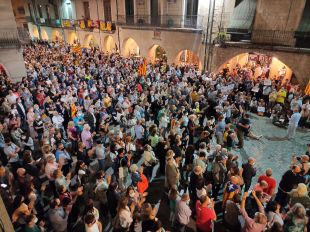 Unes 900 persones es concentren a Girona en suport a Puigdemont