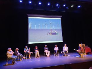 Científics i membres del Govern debaten a Roses sobre els riscos del parc eòlic marí