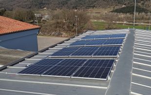Instal·len plaques d'energia solar a l'escola Pla de Dalt d'Olot