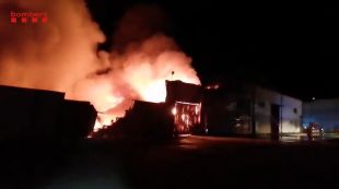 Un incendi redueix a cendres dues naus de Rieju a Vilamalla