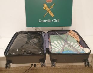 Localitzen 3,4 kg de marihuana dins d'una maleta a la bodega d'un autobús a la Jonquera