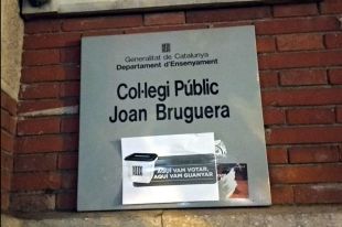 Els CDR encartellen els punts de votació de l'1-O a Girona reclamant la independència