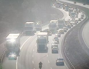 Una topada entre tres camions a l'AP-7 deixa cues de fins a 6 kms a Maçanet de la Selva
