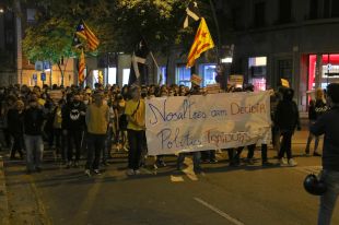 Unes 700 persones es manifesten pels carrers de Girona per reivindicar l'1-O 