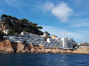 Recorren el litoral de la Costa Brava per mostrar l'impacte de la construcció davant el mar