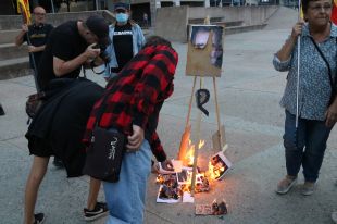 Cremen a Girona fotos de Felip VI i una bandera espanyola pel discurs del 3 d'octubre