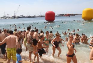 Més de 400 persones es capbussen a la platja de Palamós i donen inici a la temporada turística