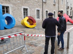 Girona recupera una de les 'lletres toves' que una grua havia malmès aquest estiu