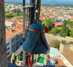 Despengen l'antiga campana de l'església de Cassà de la Selva després de 377 anys