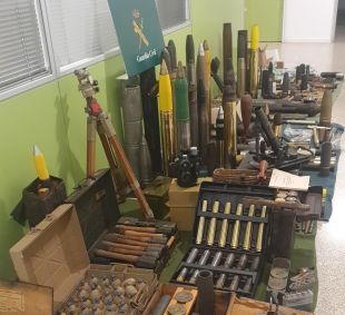 Dos detinguts per portar armes de guerra i munició en una furgoneta a la Jonquera