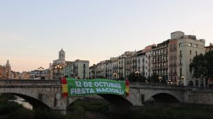 Vox desplega una pancarta al pont de Pedra de Girona per commemorar el 12 d'octubre