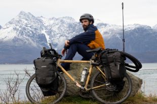 Un banyolí creua Europa amb una bicicleta de bambú per conscienciar sobre el canvi climàtic