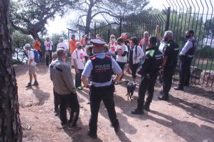 Topada entre activistes i la seguretat privada del camí de ronda a Can Juncadella de Lloret