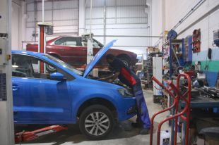 La falta d'alguns recanvis provoca retards de fins a cinc mesos en la reparació de vehicles