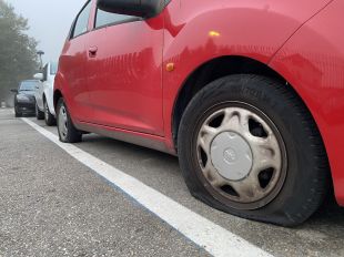 Detinguts tres menors per punxar les rodes de més d'una vintena de cotxes a Salt i Girona