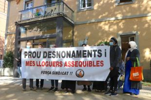 Reclamen a Salt comptadors socials d'aigua per a 27 famílies vulnerables en pisos ocupats