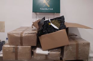 Localitzen més de 40 kg de marihuana amagada a la càrrega d'un camió a la Jonquera
