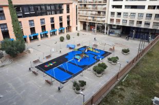 Girona instal·la el primer parc infantil inclusiu a la plaça Josep Pla