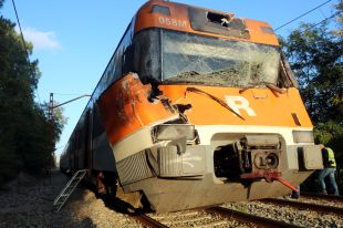Dotze ferits en un tren amb 230 passatgers que ha topat amb un arbre caigut a Sils