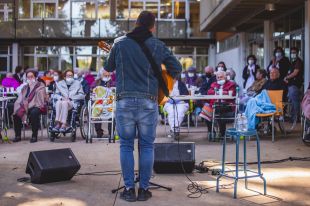 Joan Rovira actua a la residència de la Creu de Palau de Girona en els 'concerts a cegues'