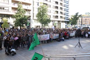 Centenars de professors es concentren a Girona en contra de la temporalitat