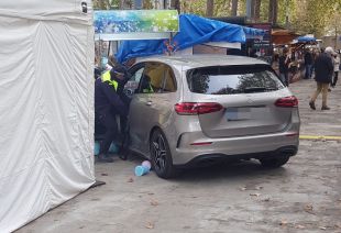 Un conductor perd el control i s'estampa contra dues parades d'artesania a les Fires de Girona