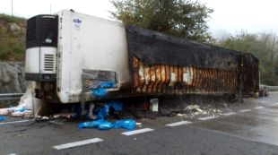 El túnel de Bracons, tallat al trànsit per l'incendi del remolc d'un camió frigorífic