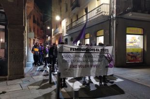 Protesta a Ripoll contra l'assassinat de la dona presumptament a mans del seu fill