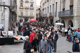 Els carrers de Girona s'omplen durant Tots Sants amb les fires de la pintura i els brocanters