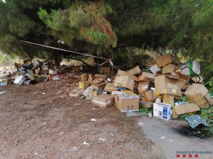 Aboquen il·legalment material d'una oficina de Lloret en un descampat d'Esplugues