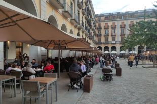 Girona aprova que taules i cadires de les terrasses es puguin posar a la calçada