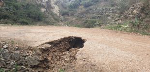 El despreniment en un pont de pedra talla una pista forestal al Cap de Creus