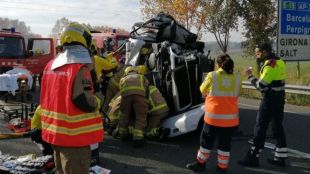 Quatre ferits, un de crític, en un xoc frontal entre una furgoneta i un cotxe a l'N-II a Girona