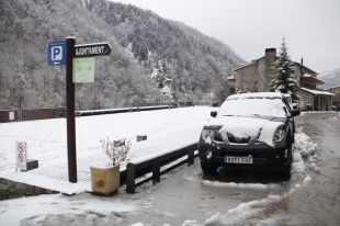 Fins a 30 cm de neu a cotes altes del Ripollès i obligació de cadenes a la collada de Toses